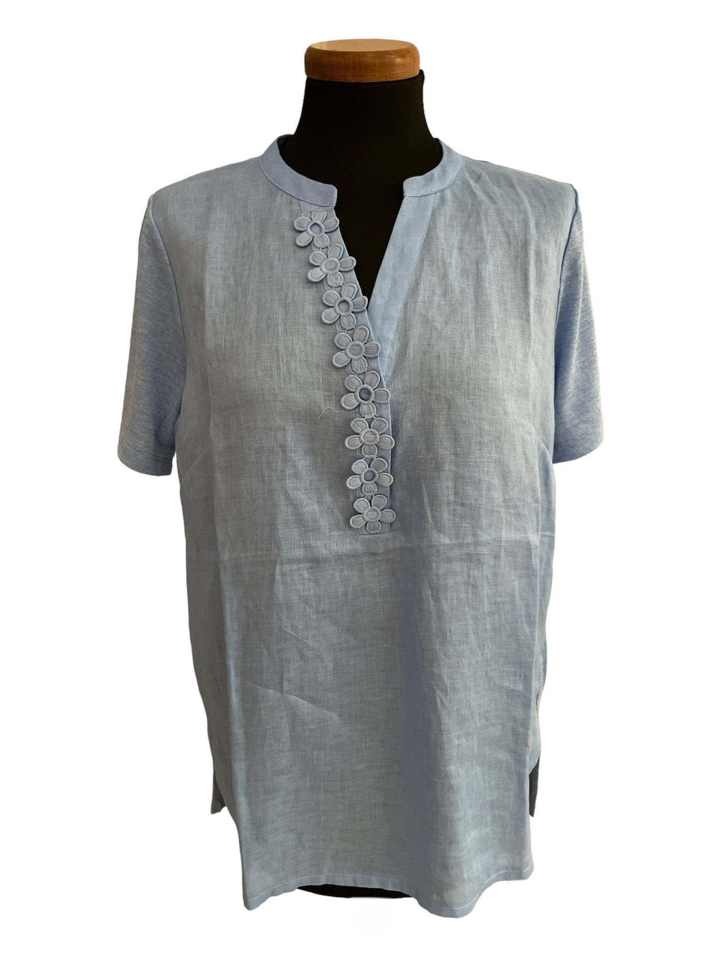 Flower Appliqué V-neck Collar T-Shirt